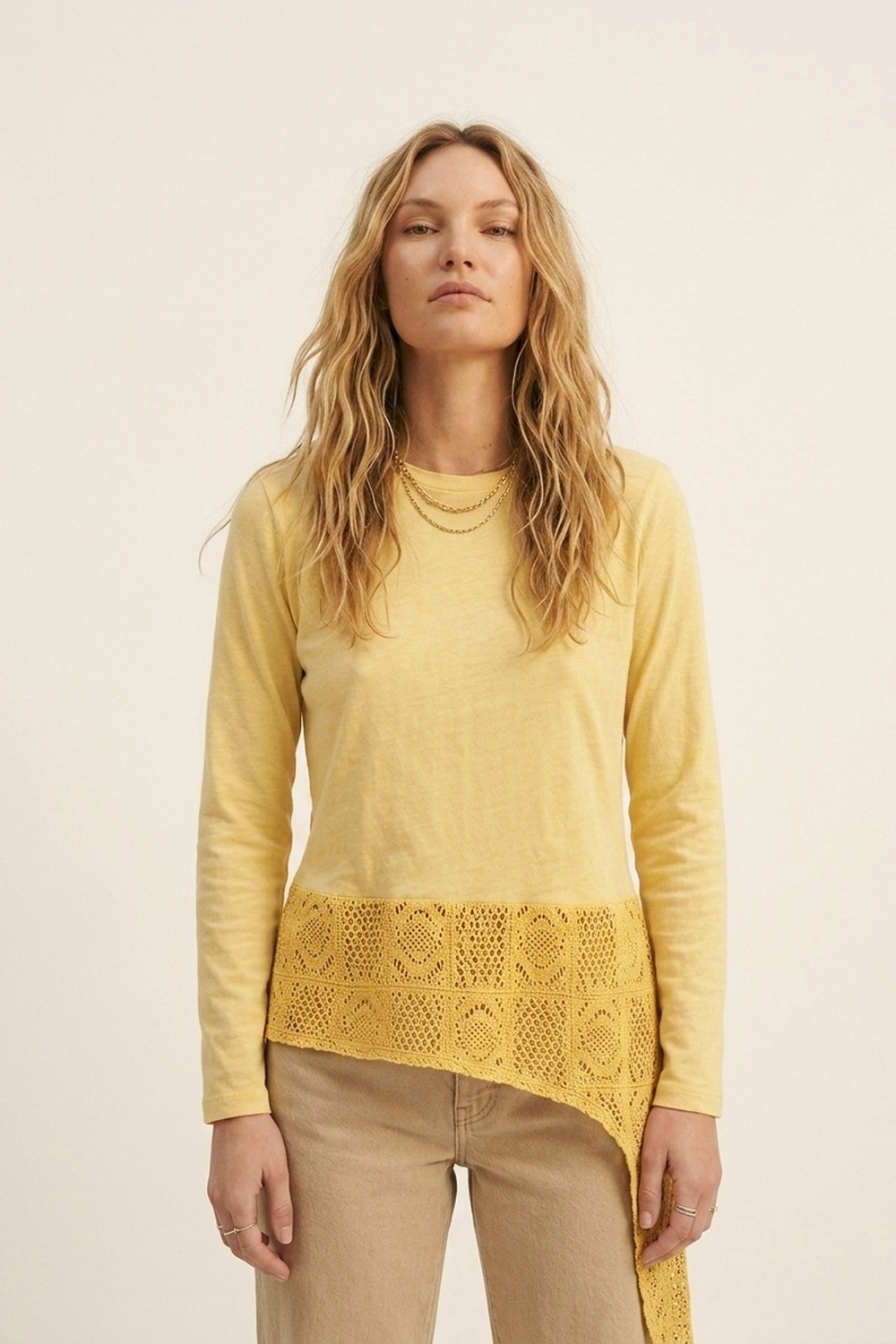 Parte superior con inserto de crochet y dobladillo asim&eacute;trico en amarillo