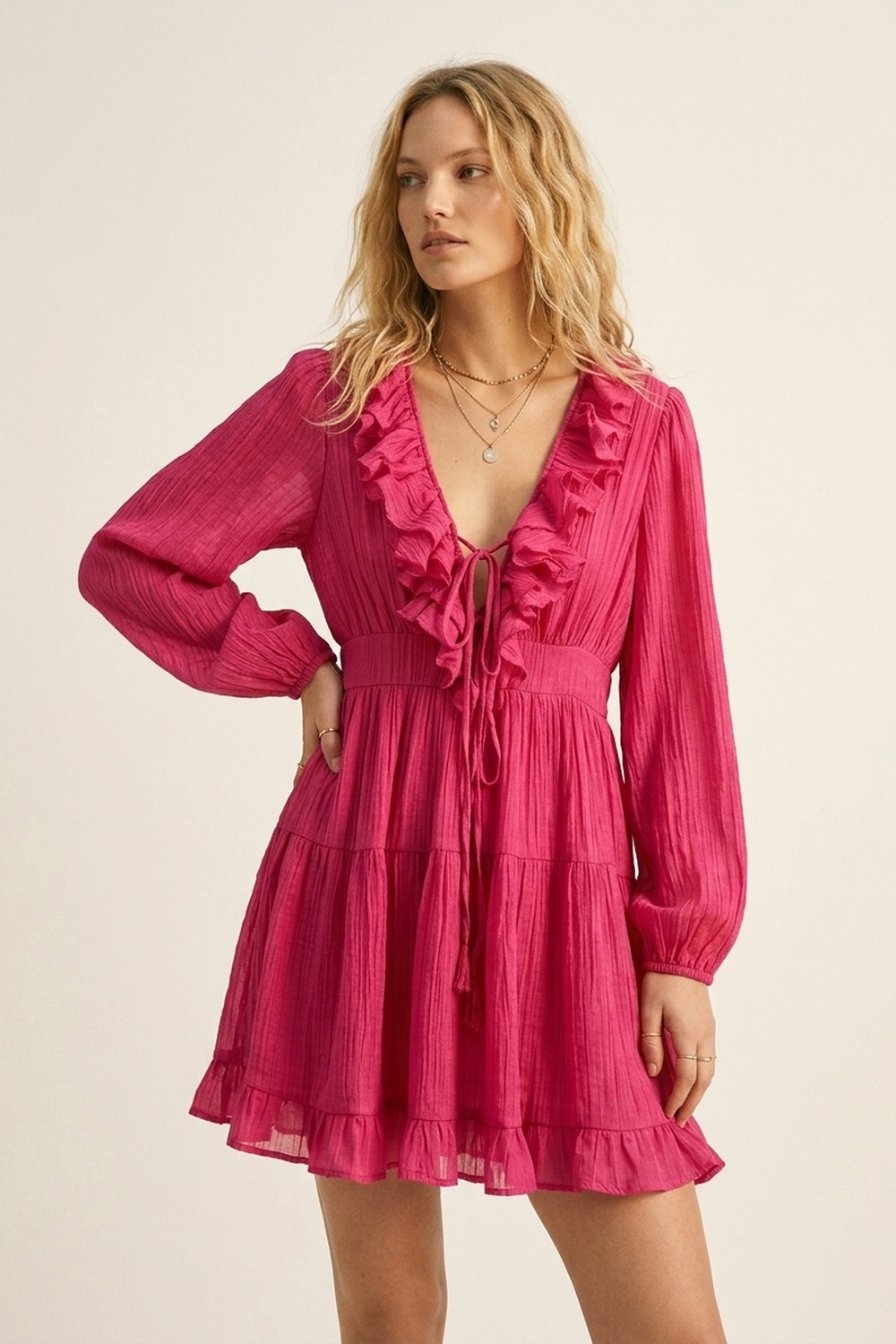 Vestido Mini con Volantes de Chif&oacute;n Arrugado en Fucsia con Escote en V y Cintura con Lazo