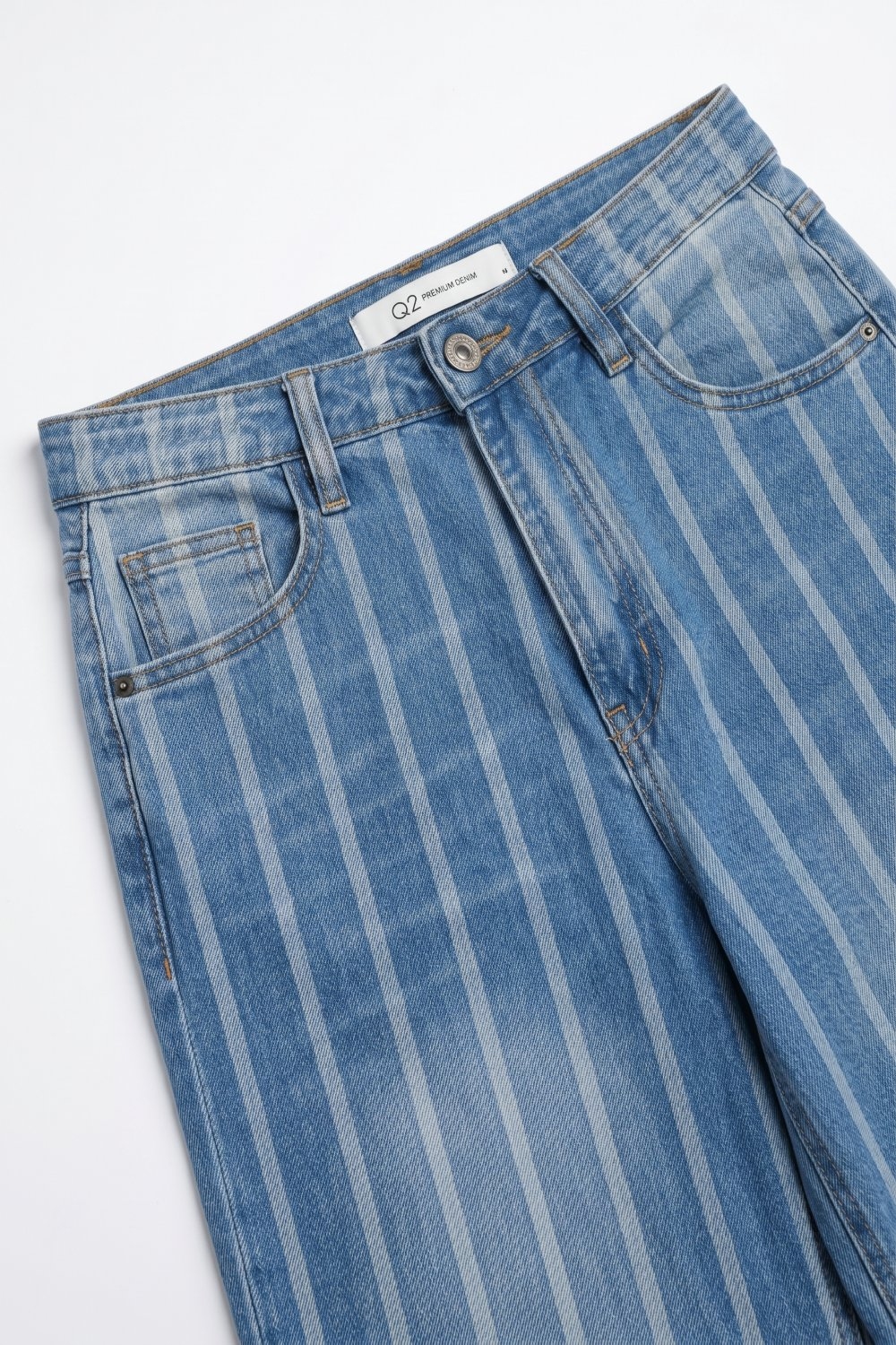 Jeans azul medio con dise&ntilde;o de rayas y pernera ancha deshilachada