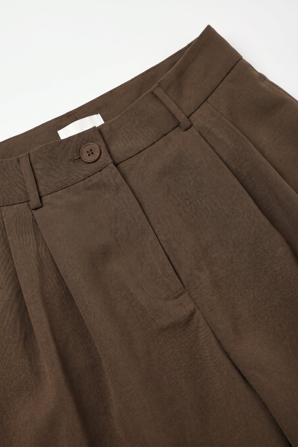 Bermudas marrones plisadas hasta la rodilla con ajuste entallado Bermudas marrones plisadas hasta la rodilla con ajuste entallado
