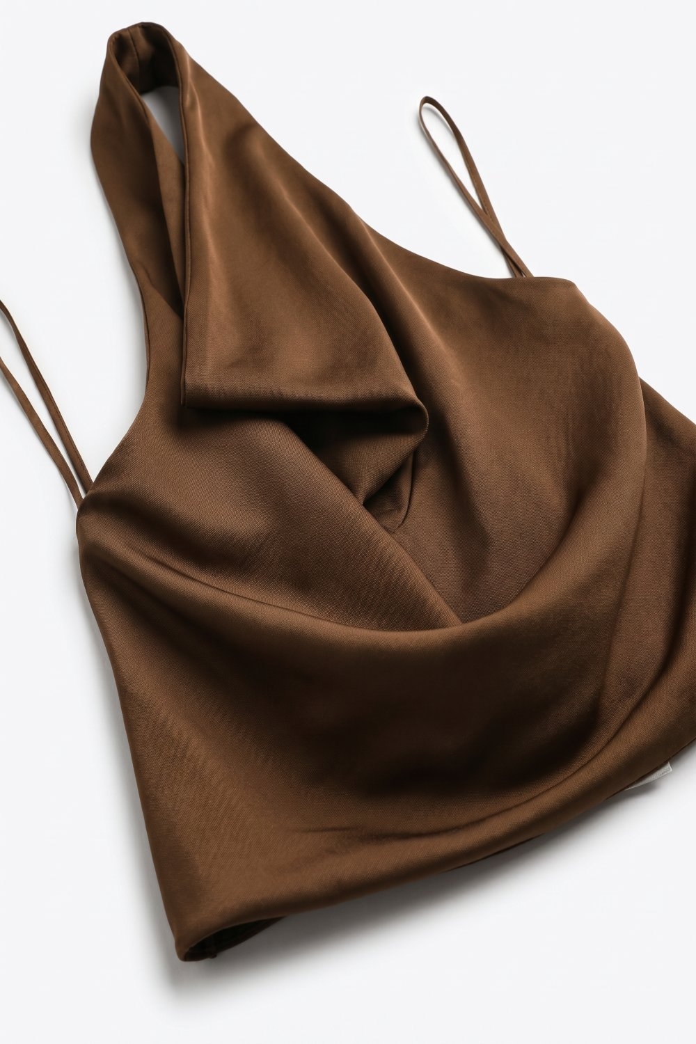Top de cuello halter drapeado de satén marrón Top de cuello halter drapeado de satén marrón