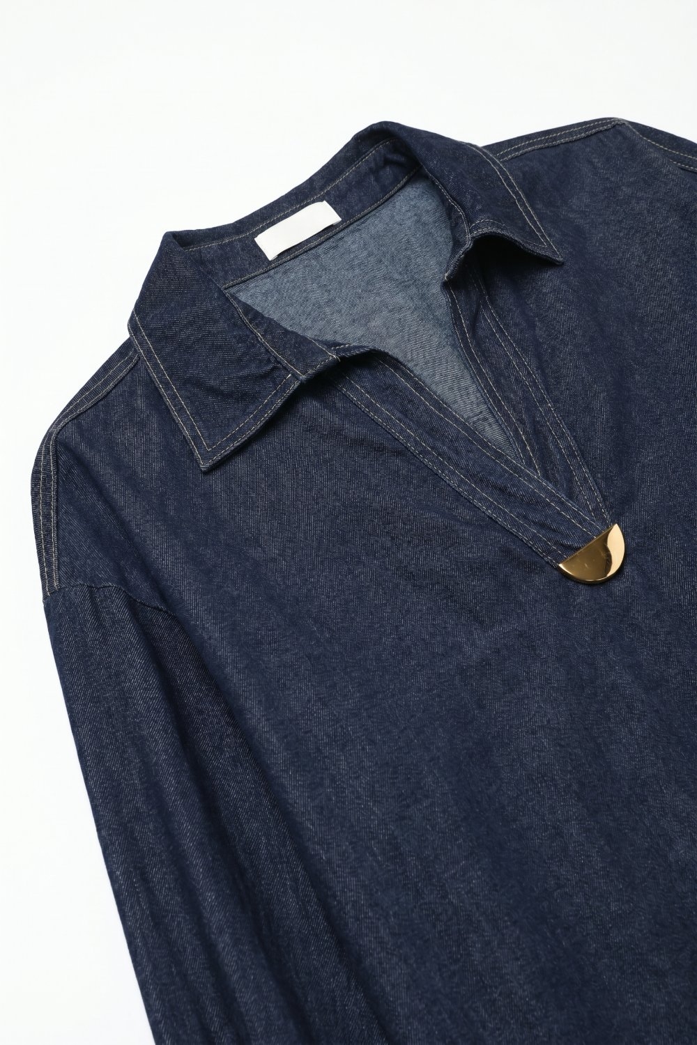 Camisa en denim ligera con ribete dorado en cuello en V