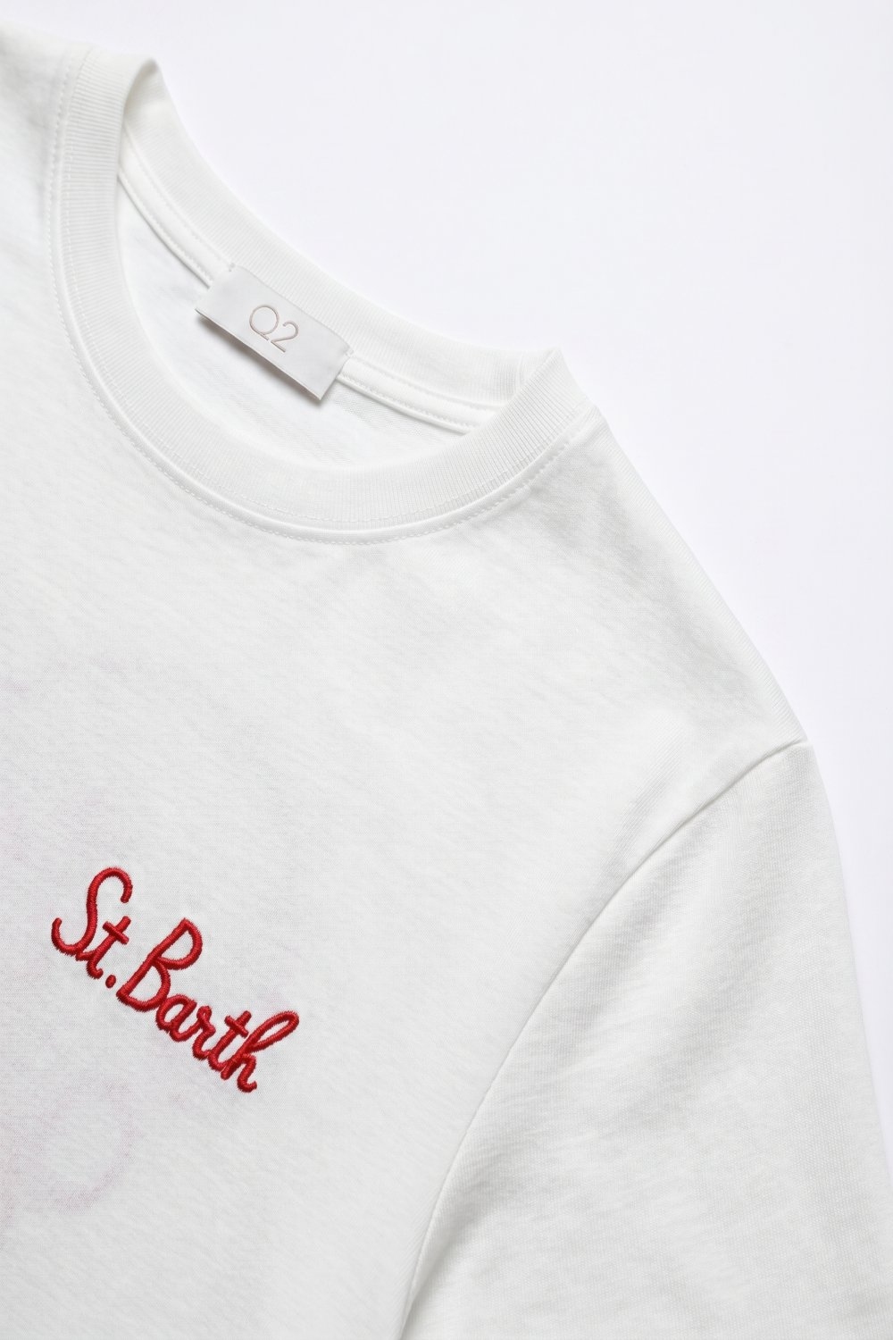 Camiseta blanca de algod&oacute;n bordada en el pecho con ajuste regular y cuello redondo