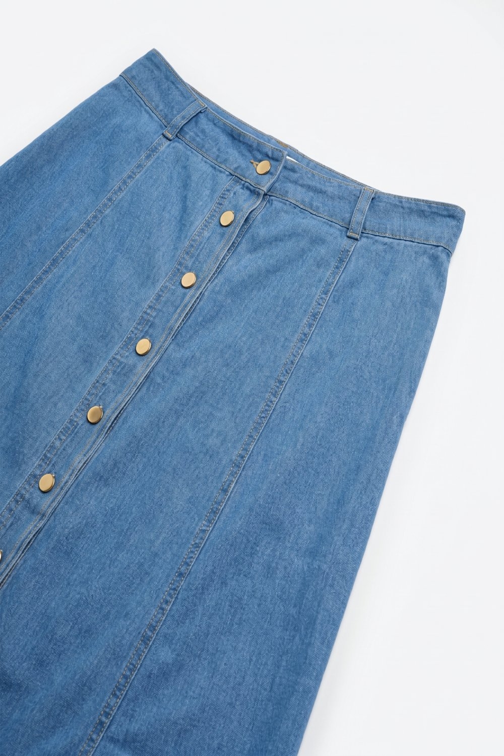 Falda midi en denim azul claro con costura de contraste y botones en el frente en l&iacute;nea A