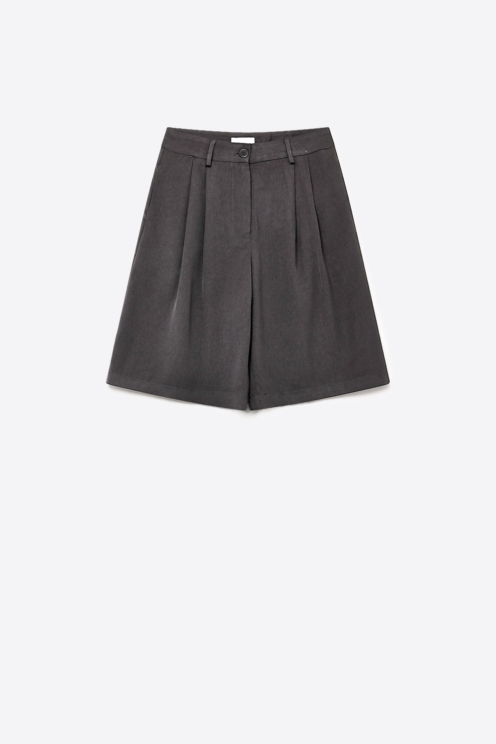 Pantalones cortos bermuda plisados negros con largo a la rodilla y ajuste entallado