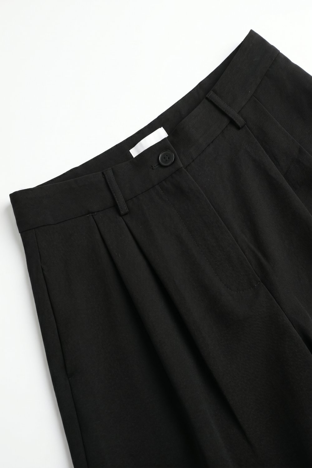 Pantalones cortos bermuda plisados negros con largo a la rodilla y ajuste entallado