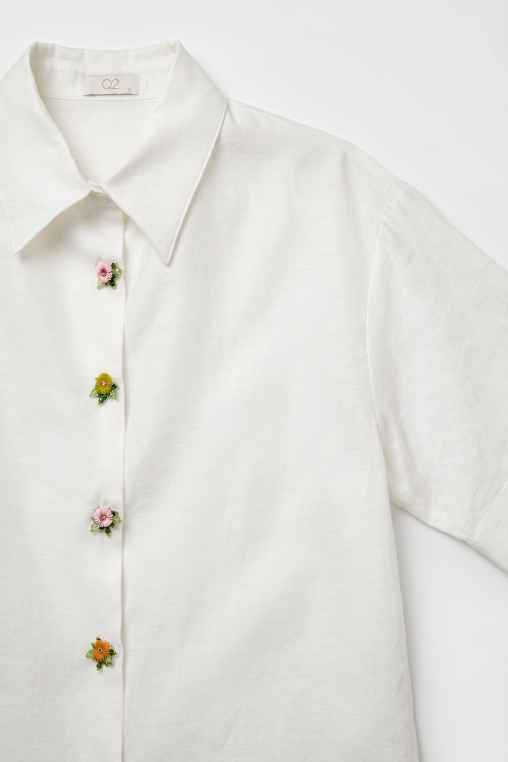 Camisa Blanca de Tencel con Botones de Flor de Joya Camisa Blanca de Tencel con Botones de Flor de Joya