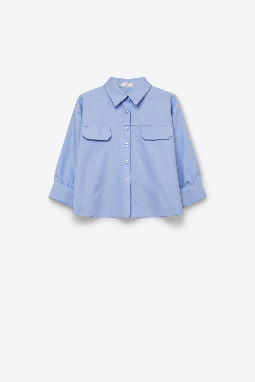 Camisa corta de tela Oxford azul claro con mangas 3/4