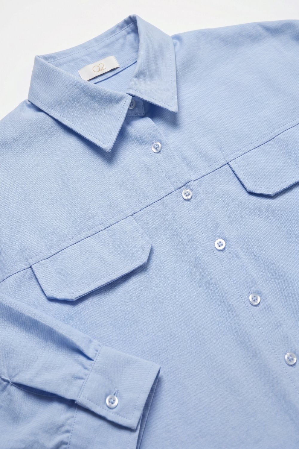 Camisa corta de tela Oxford azul claro con mangas 3/4