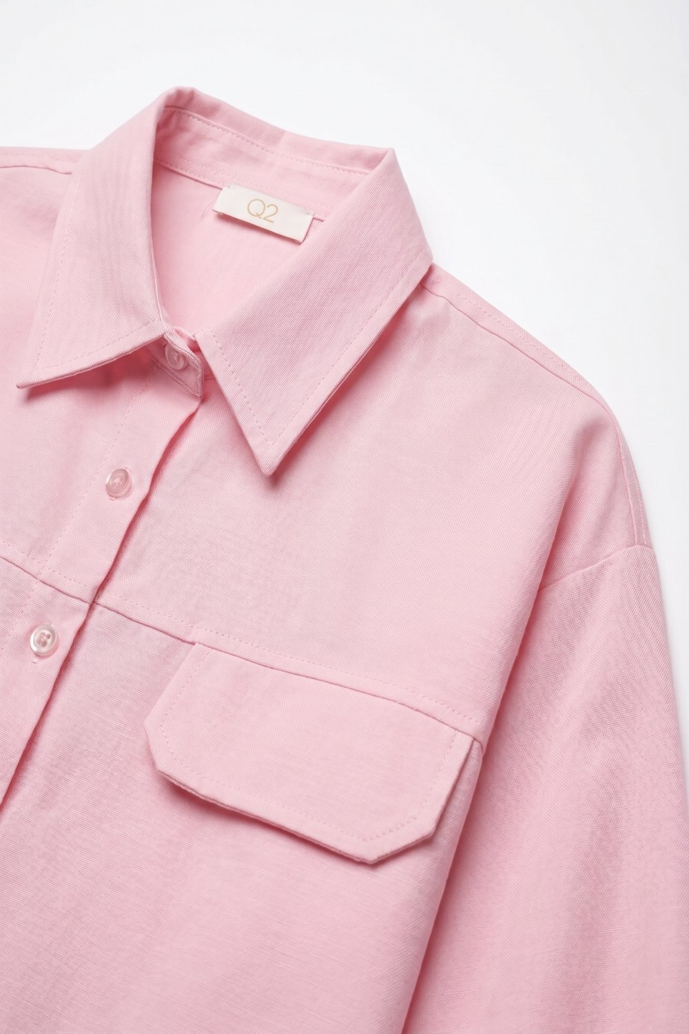 Camisa corta de tela oxford rosa con bolsillos en el pecho