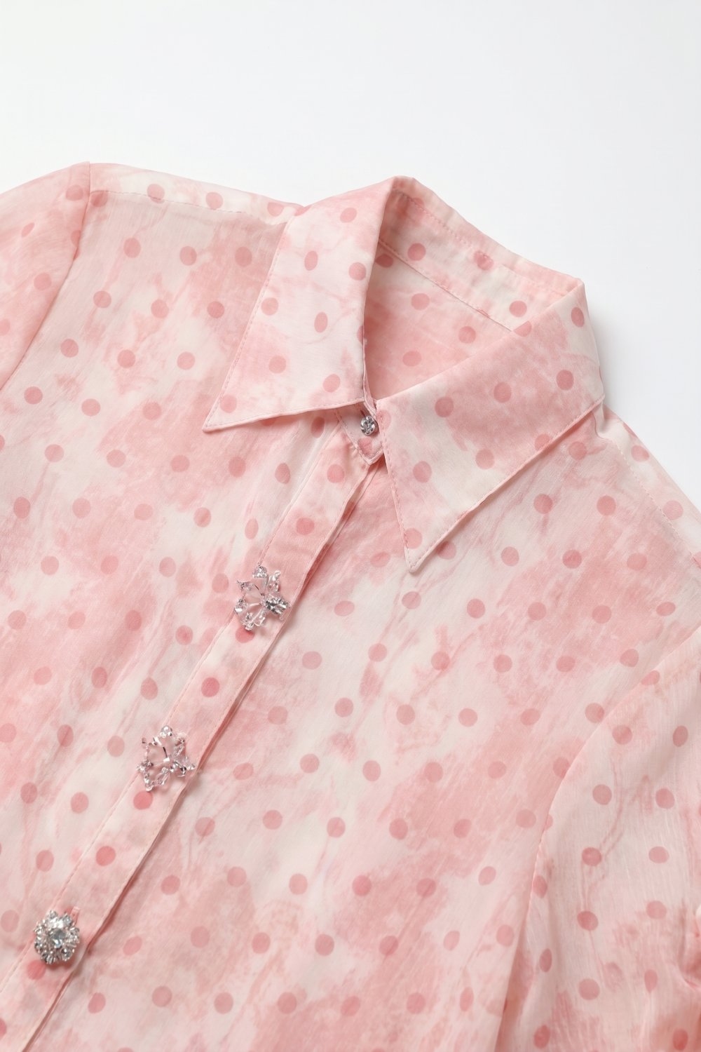 Camisa de Chif&oacute;n Rosa Claro con Lunares y Detalles de Botones de Cristal