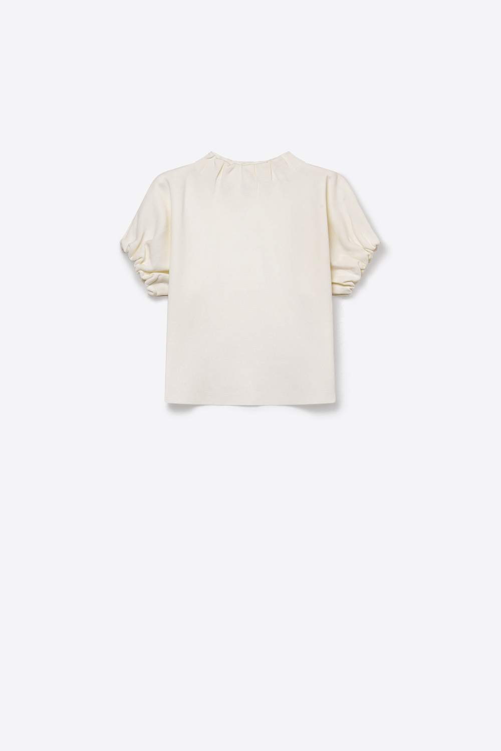 Su&eacute;ter de punto fino color crema con cuello simulado mangas cortas y pliegues