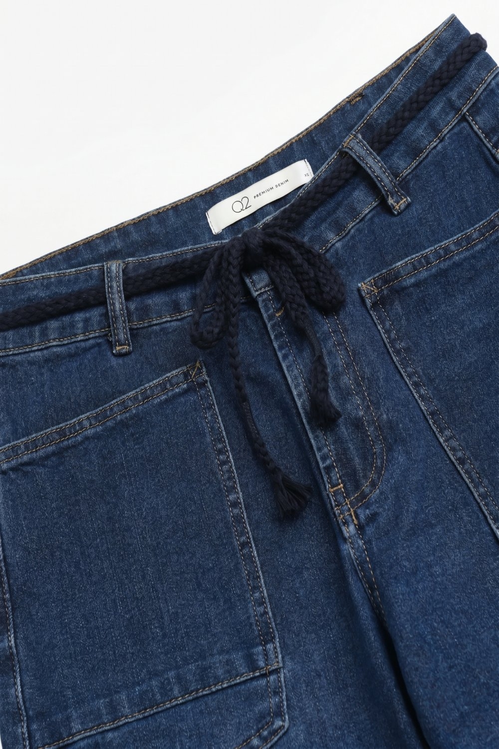 Jeans oscuros con cintura de cordón con puño enrollado y pierna ancha Jeans oscuros con cintura de cordón con puño enrollado y pierna ancha
