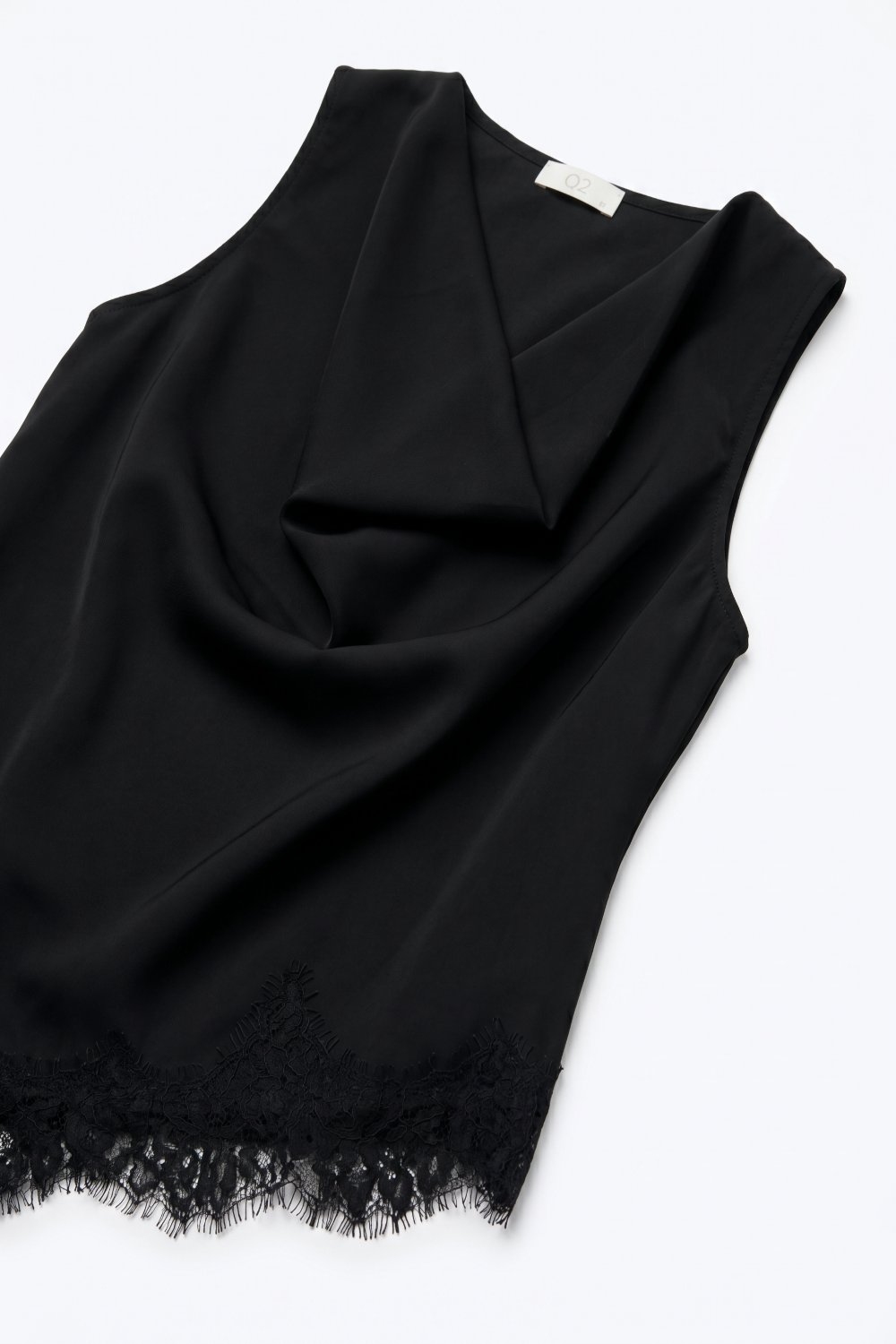 Blusa sin mangas con dobladillo asim&eacute;trico y encaje de sat&eacute;n negro