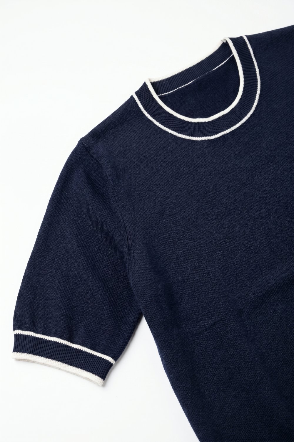 Jersey azul marino de manga corta con detalle de l&iacute;neas blancas