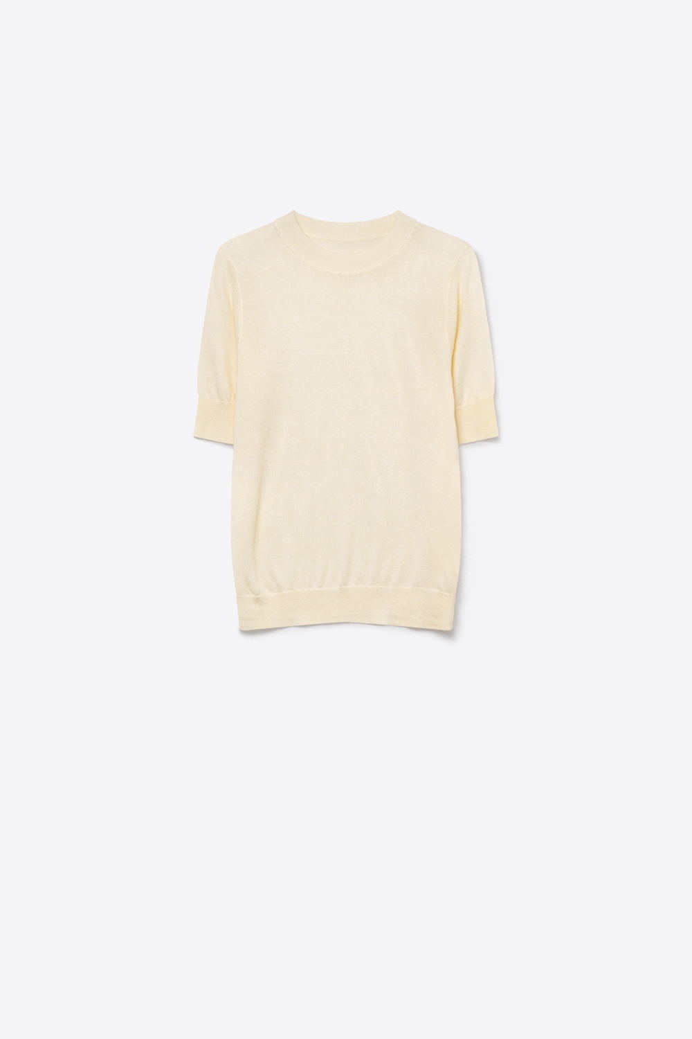 Su&eacute;ter de manga corta con cuello redondo y tejido fino acanalado en mezcla de lana merino de color crema