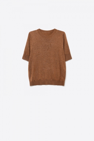 Suéter de manga corta y cuello redondo de punto fino mezcla de lana merino en color camel