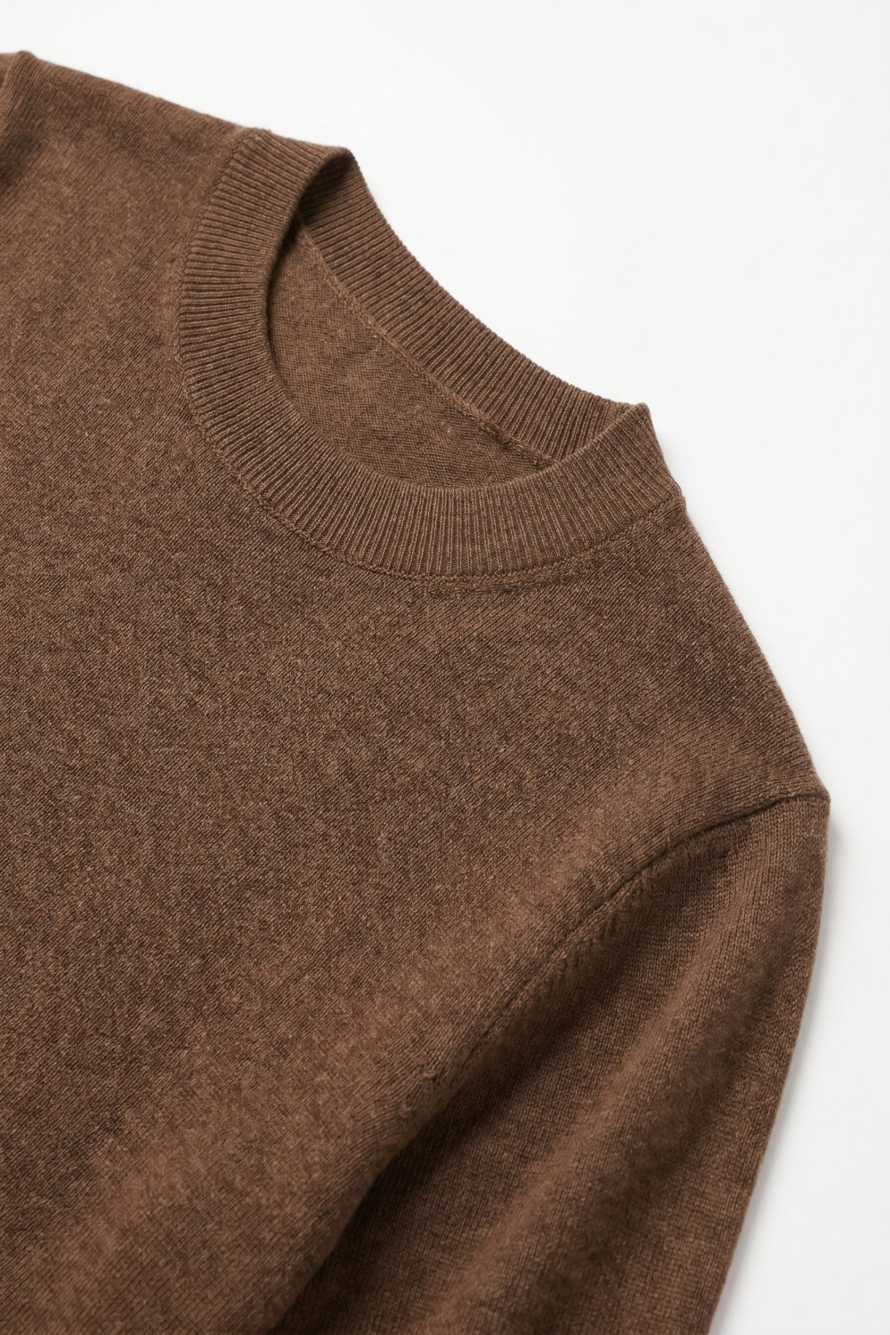 Su&eacute;ter de manga corta y cuello redondo de punto fino mezcla de lana merino en color camel