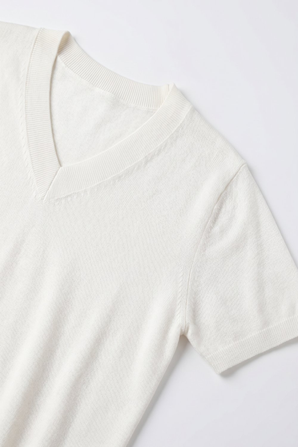 Suéter Blanco de Punto Fino con Cuello en V y Mangas Cortas Tipo Dolman con Hombros Caídos Suéter Blanco de Punto Fino con Cuello en V y Mangas Cortas Tipo Dolman con Hombros Caídos