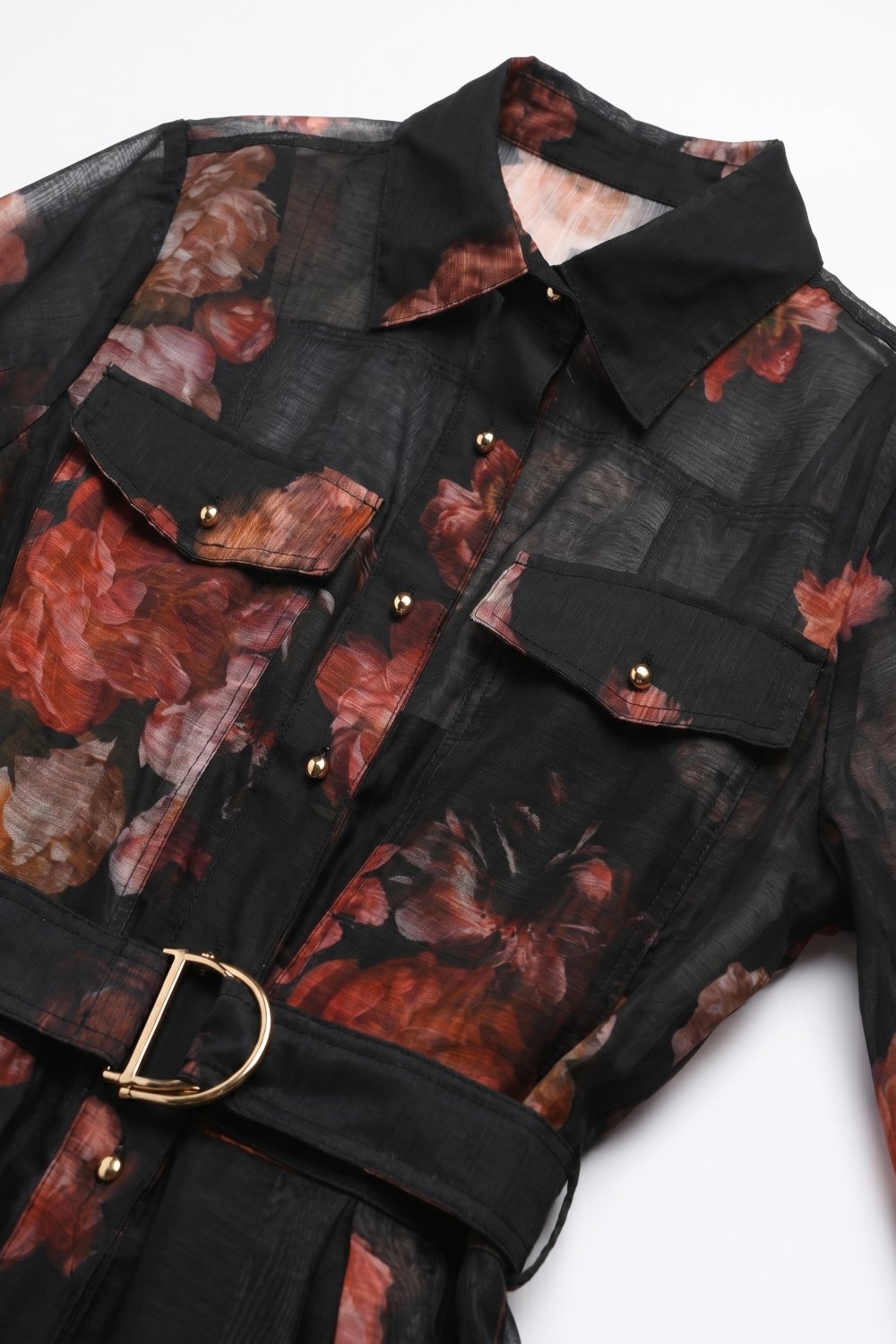 Vestido camisero midi negro con estampado floral cintur&oacute;n mangas largas y tela transparente