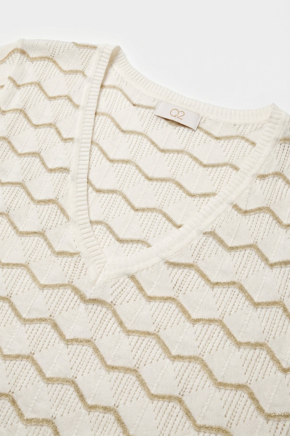 Top de Ajuste Regular de Manga Corta con Escote en V y Tejido Geométrico en Crema Top de Ajuste Regular de Manga Corta con Escote en V y Tejido Geométrico en Crema