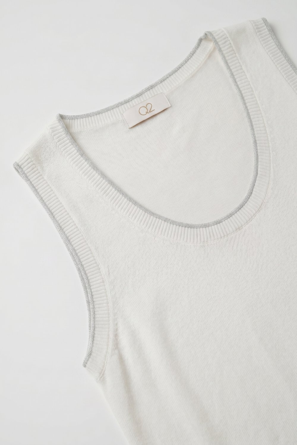 Camiseta de Tirantes Blanca de Punto Fino con Ribetes Acanalados de Ajuste Regular Camiseta de Tirantes Blanca de Punto Fino con Ribetes Acanalados de Ajuste Regular