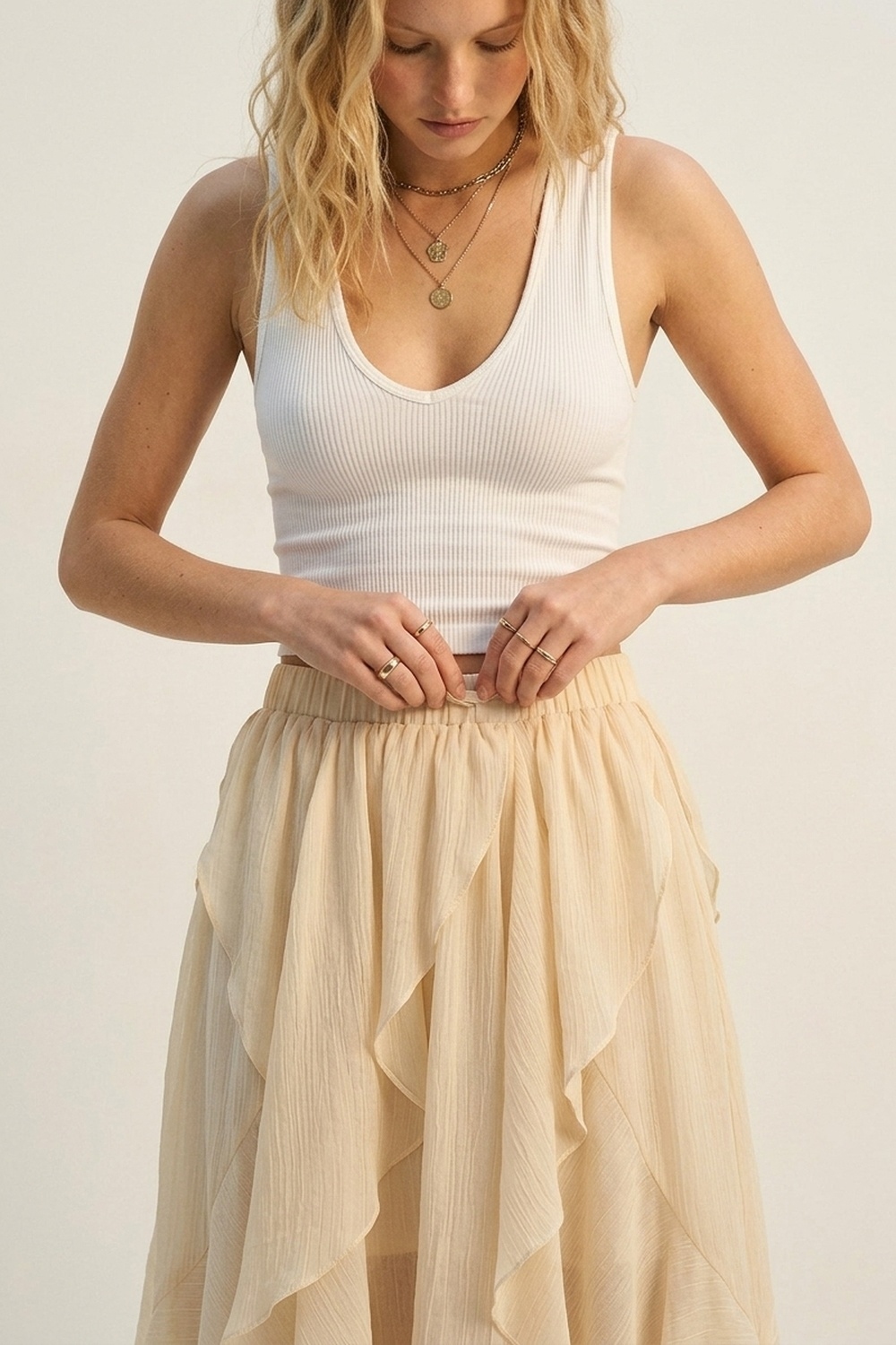 Falda maxi asim&eacute;trica con volantes de gasa liviana en color beige