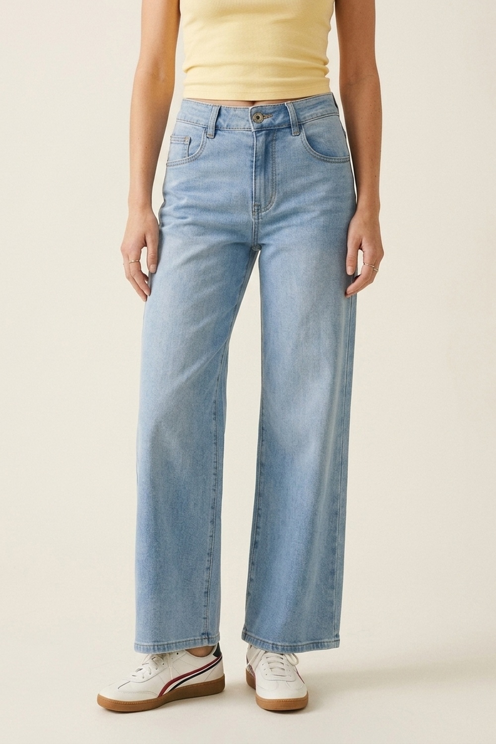 Jeans de mezclilla azul claro de pierna ancha con bolsillos traseros en strass rosa Jeans de mezclilla azul claro de pierna ancha con bolsillos traseros en strass rosa