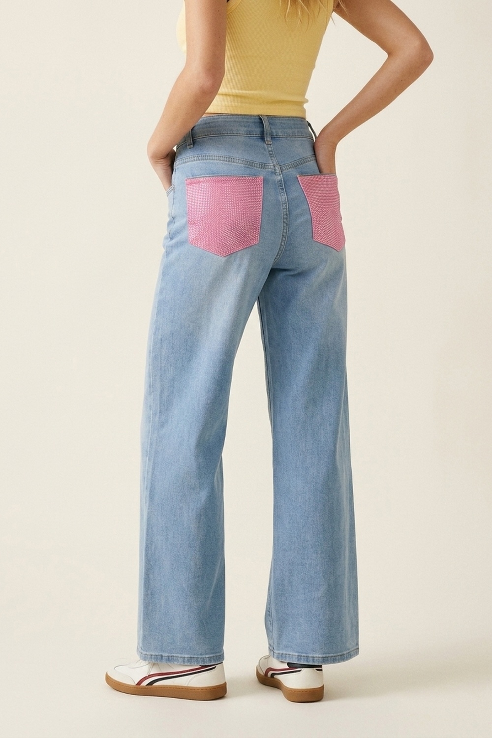 Jeans de mezclilla azul claro de pierna ancha con bolsillos traseros en strass rosa Jeans de mezclilla azul claro de pierna ancha con bolsillos traseros en strass rosa