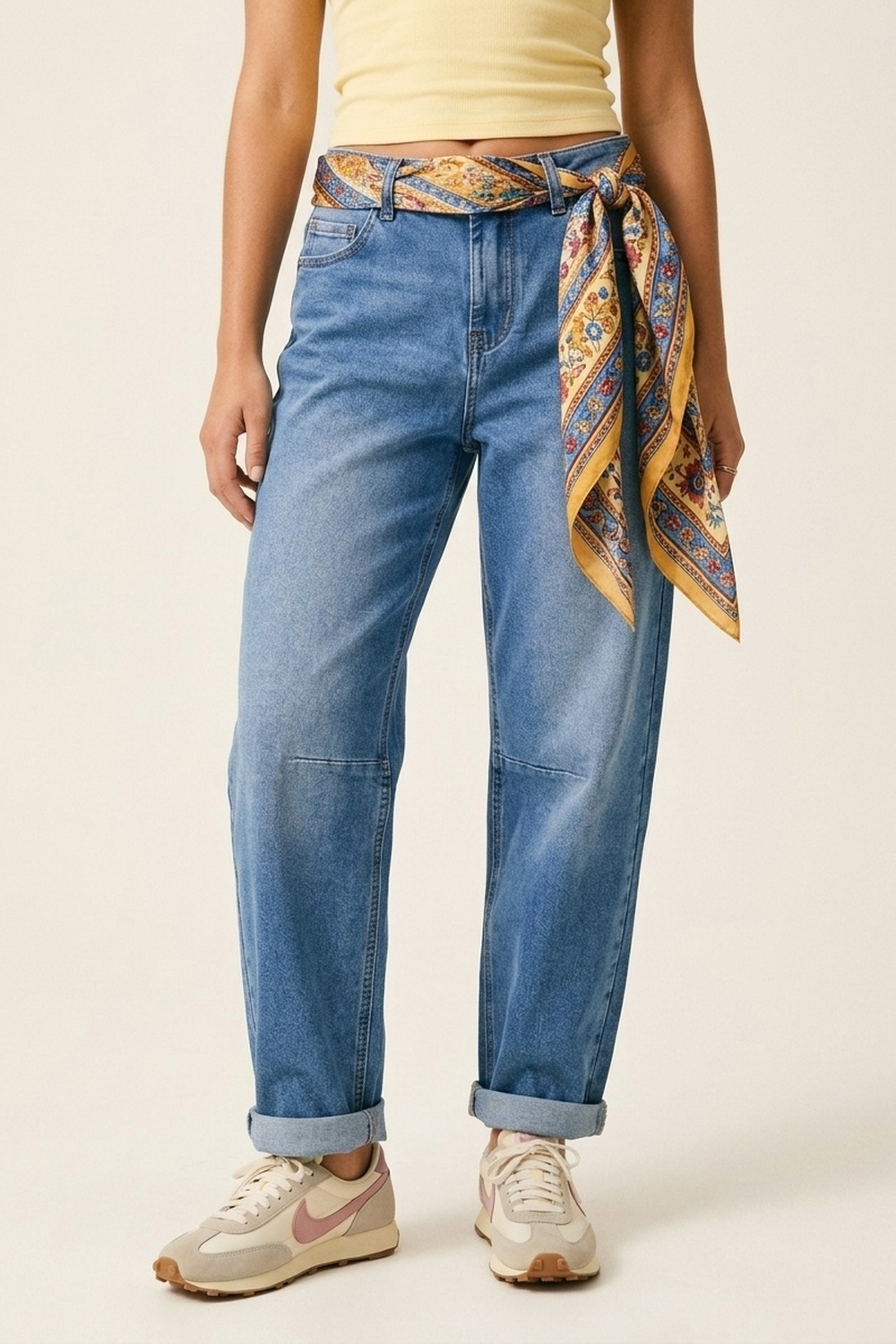Jeans azul de corte relajado con lavado ligero y costura lateral