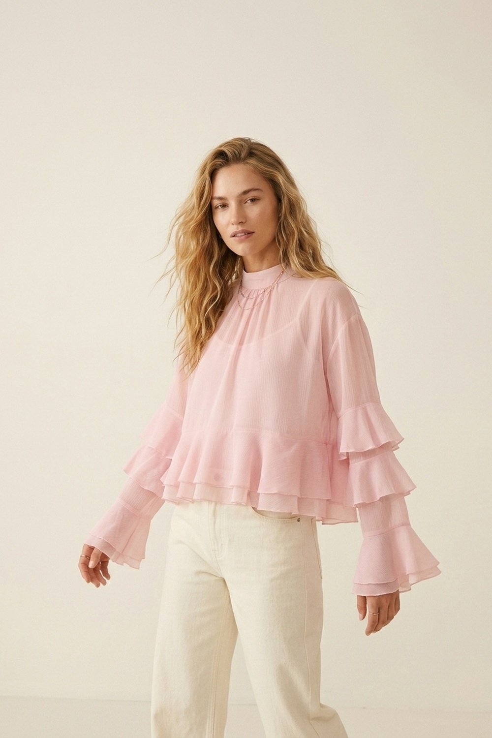 Blusa asim&eacute;trica con cuello alto y volantes de gasa rosa claro
