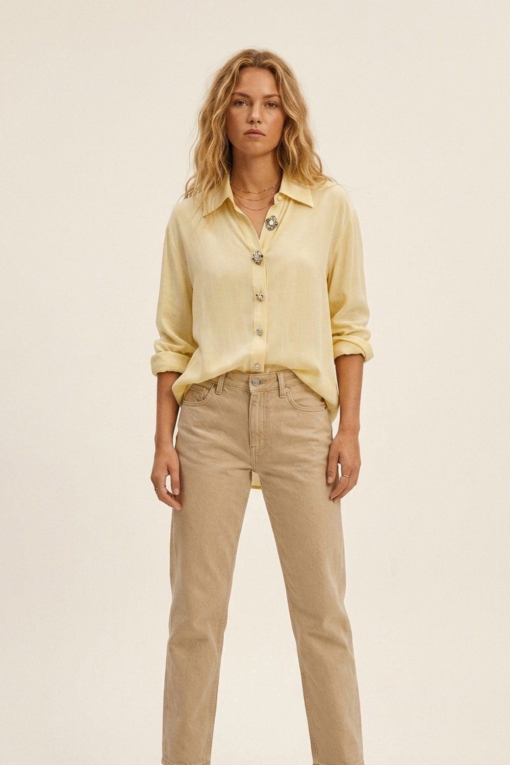 Blusa amarilla mantequilla con adornos y botones en tejido de tencel