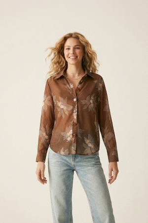 Camisa marrón de manga larga con botones al frente y estampado floral en chiffon