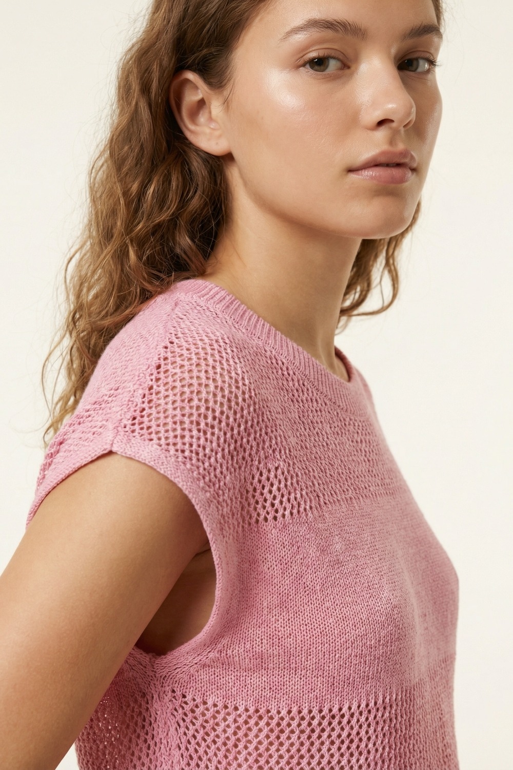 Su&eacute;ter sin mangas de crochet en tejido abierto rosa
