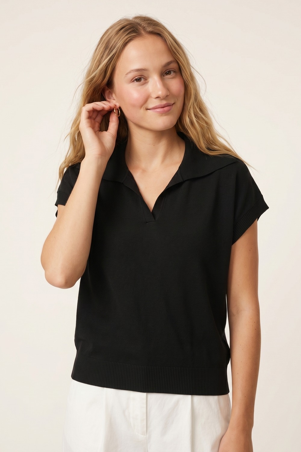 Polo Negro de Punto Fino con Cuello y Dobladillo de Canalé Ajuste Regular Polo Negro de Punto Fino con Cuello y Dobladillo de Canalé Ajuste Regular