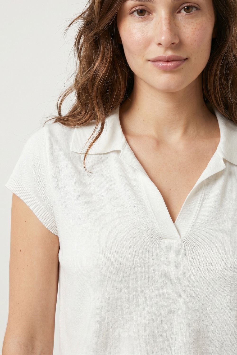 Polo blanco de manga corta con ajuste relajado y cuello en V