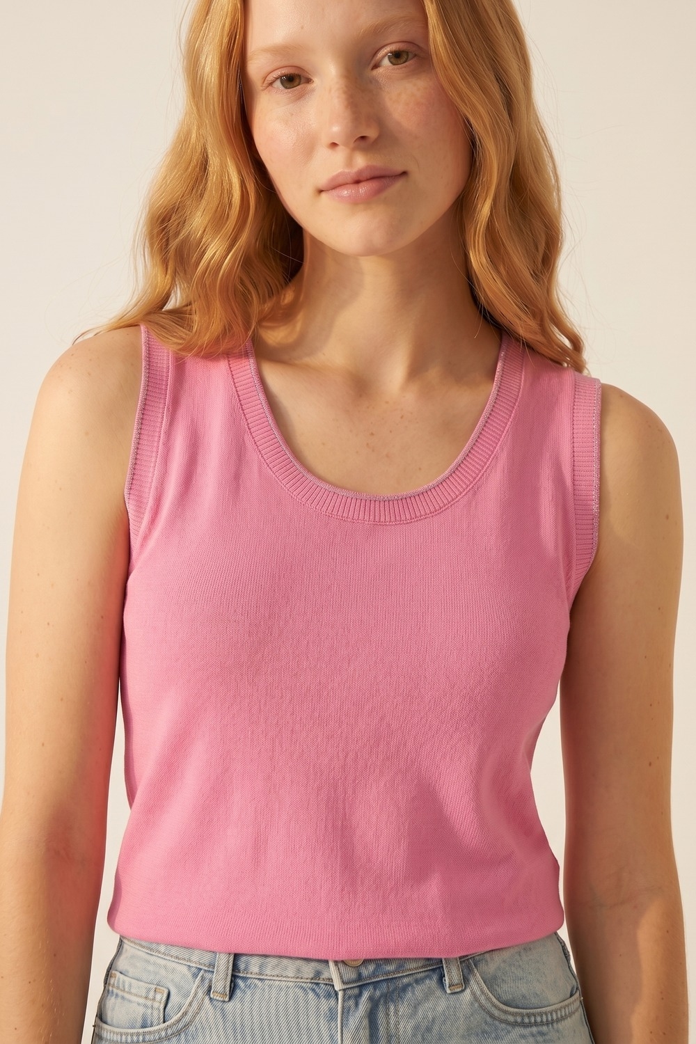 Camiseta de Tirantes Ajustada Regular de Punto Fino Rosa con Ribete Acanalado Camiseta de Tirantes Ajustada Regular de Punto Fino Rosa con Ribete Acanalado