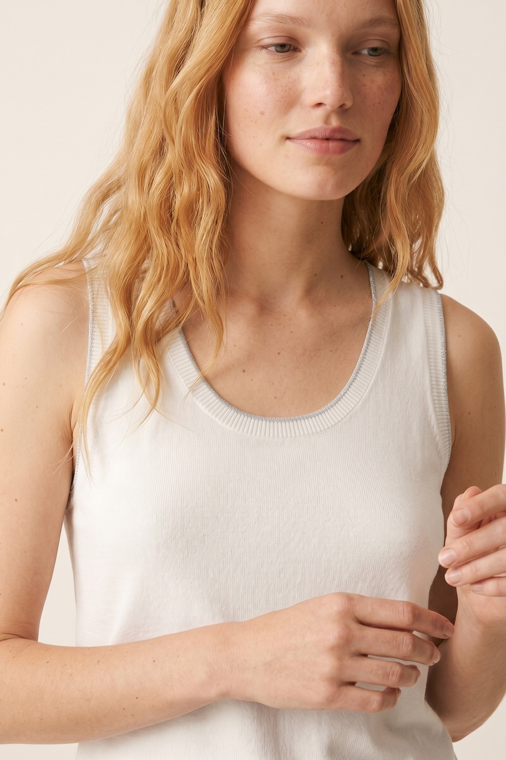Camiseta de Tirantes Blanca de Punto Fino con Ribetes Acanalados de Ajuste Regular Camiseta de Tirantes Blanca de Punto Fino con Ribetes Acanalados de Ajuste Regular