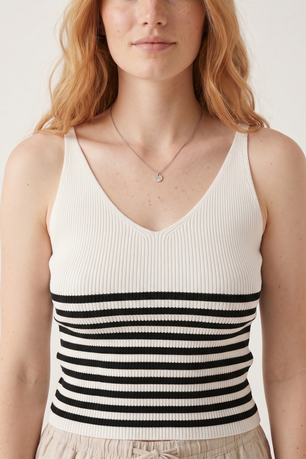 Camiseta sin mangas de canalé blanco con raya y cuello en V ajustado Camiseta sin mangas de canalé blanco con raya y cuello en V ajustado