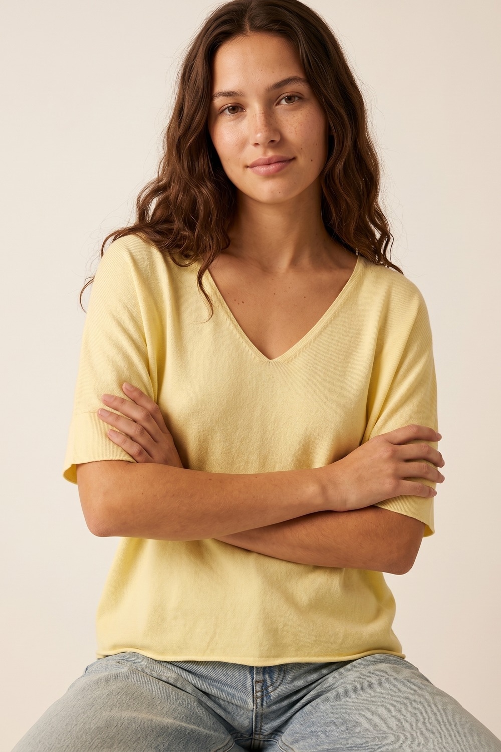 suéter de manga corta con cuello en V de ajuste relajado color amarillo mantequilla suéter de manga corta con cuello en V de ajuste relajado color amarillo mantequilla