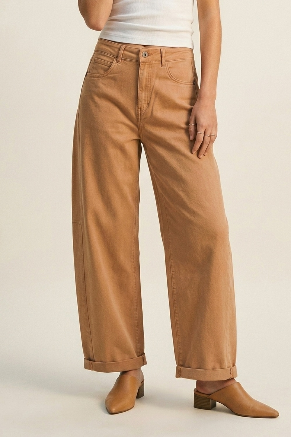 Pantalones estilo barril de pierna ancha con dobladillos enrollados en color naranja