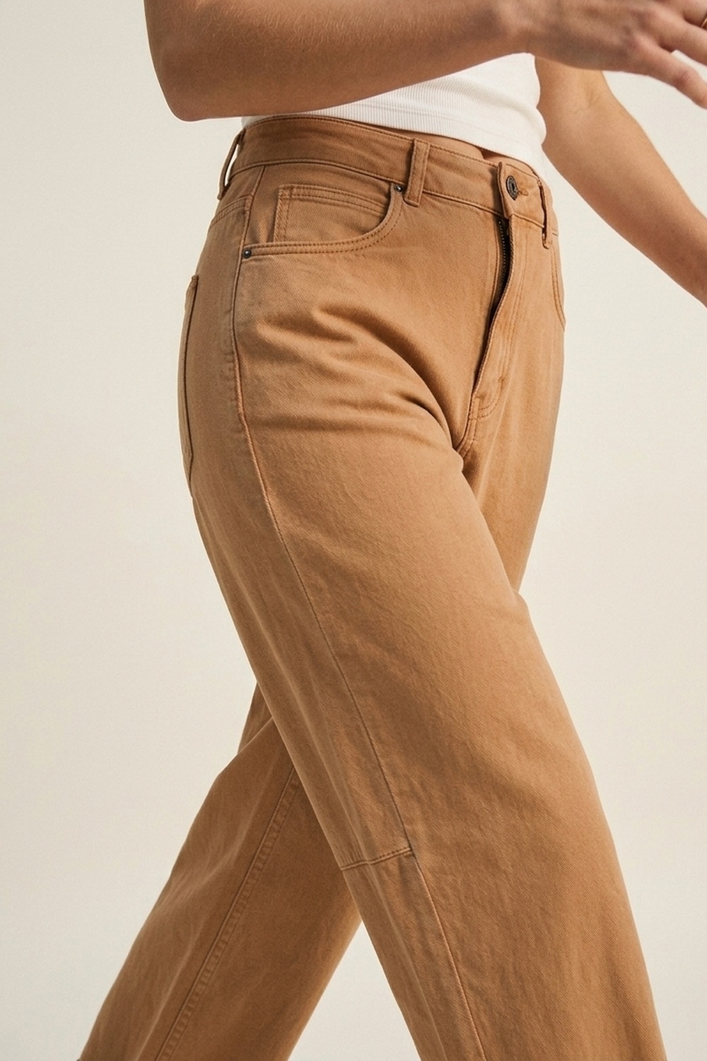 Pantalones estilo barril de pierna ancha con dobladillos enrollados en color naranja