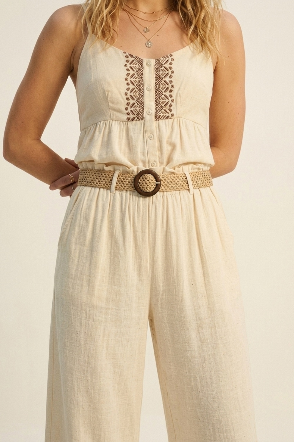 Pantalones Anchos de Pierna Ligera Color Crema con Detalle de Cintur&oacute;n Tejido
