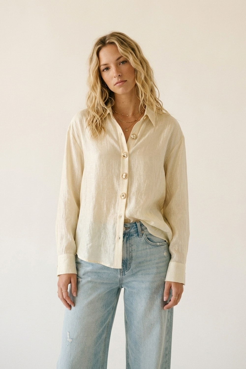 blusa beige de tela brillante con botones retro