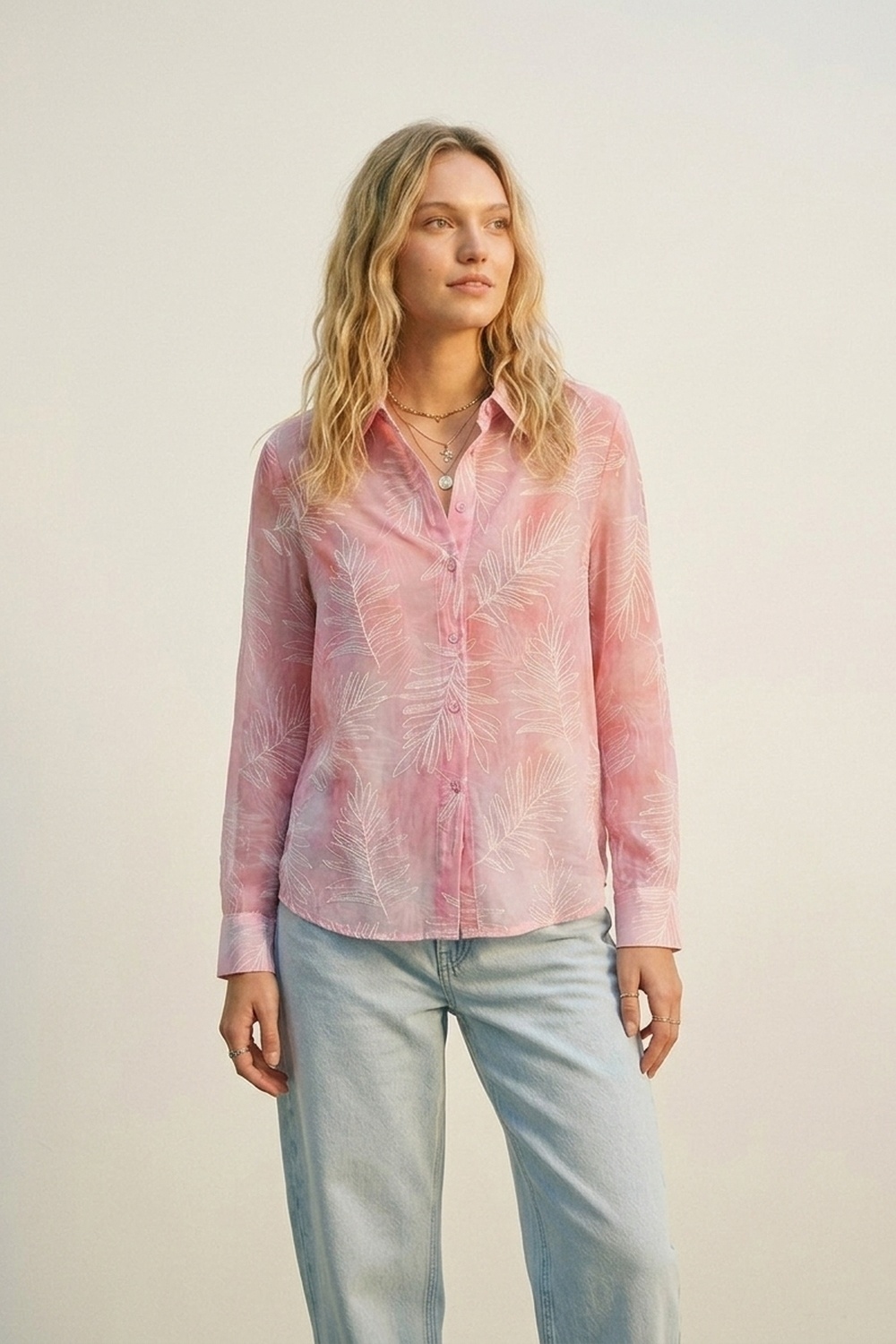 Camisa abotonada con estampado de hojas rosa y tela transl&uacute;cida
