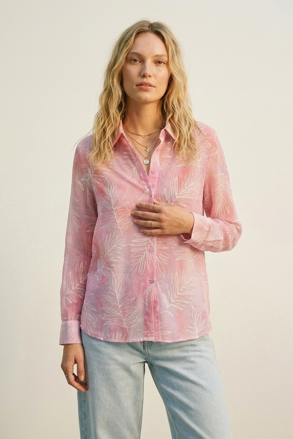 Camisa abotonada con estampado de hojas rosa y tela transl&uacute;cida