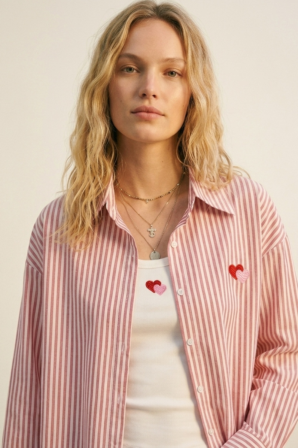 Conjunto de camiseta y camisa de 2 piezas de algod&oacute;n a rayas rojas con bordado de coraz&oacute;n