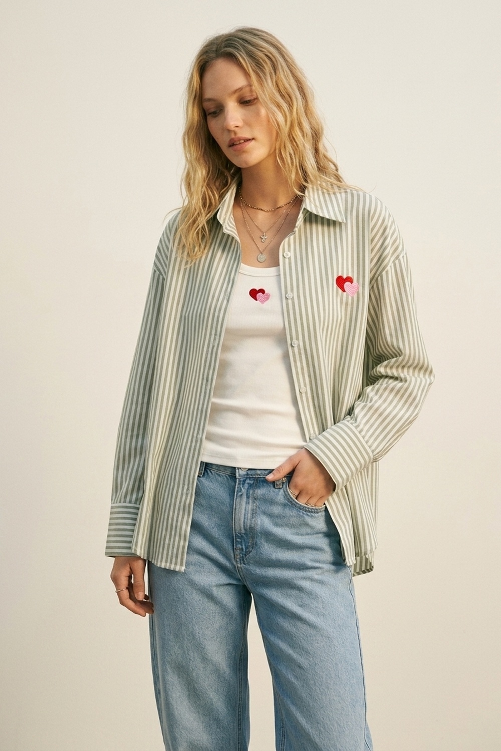 Conjunto de camiseta y camisa de 2 piezas de algod&oacute;n con rayas verdes y coraz&oacute;n bordado