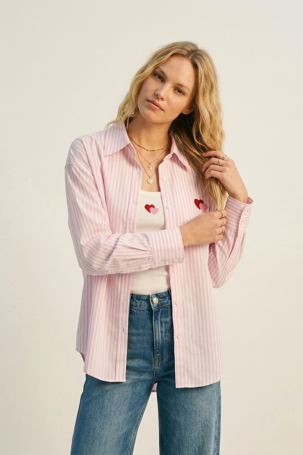 Conjunto de camiseta y camisa de algod&oacute;n con rayas rosas y corazones bordados 2 piezas