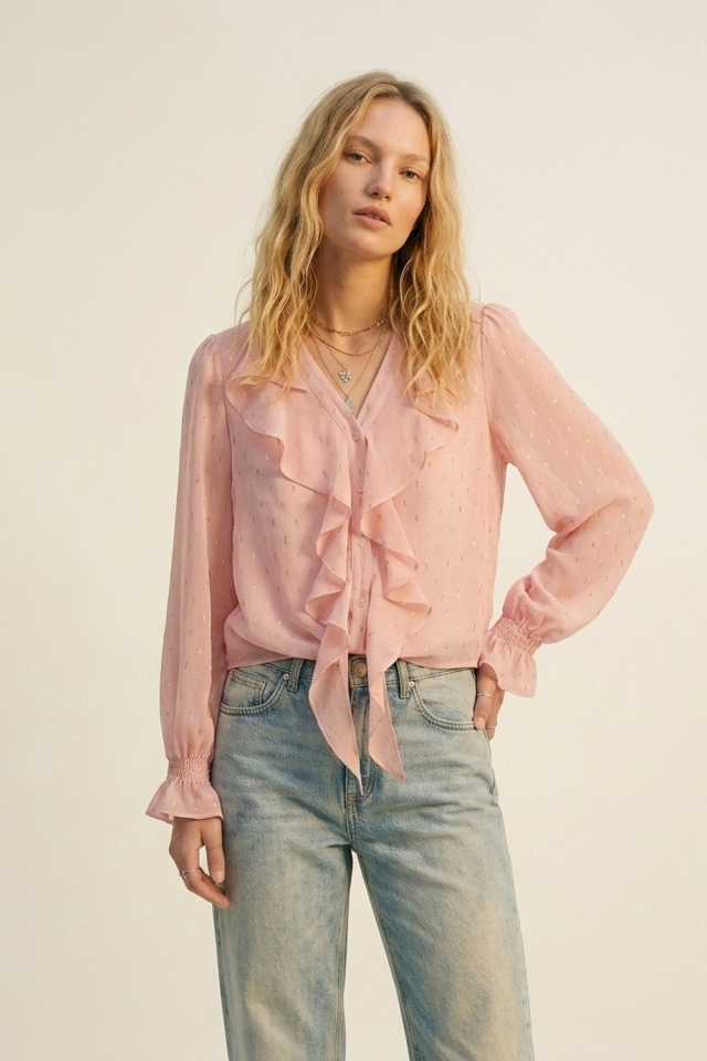 Blusa holgada de gasa en color rosa claro con lunares dorados, volantes y botones.